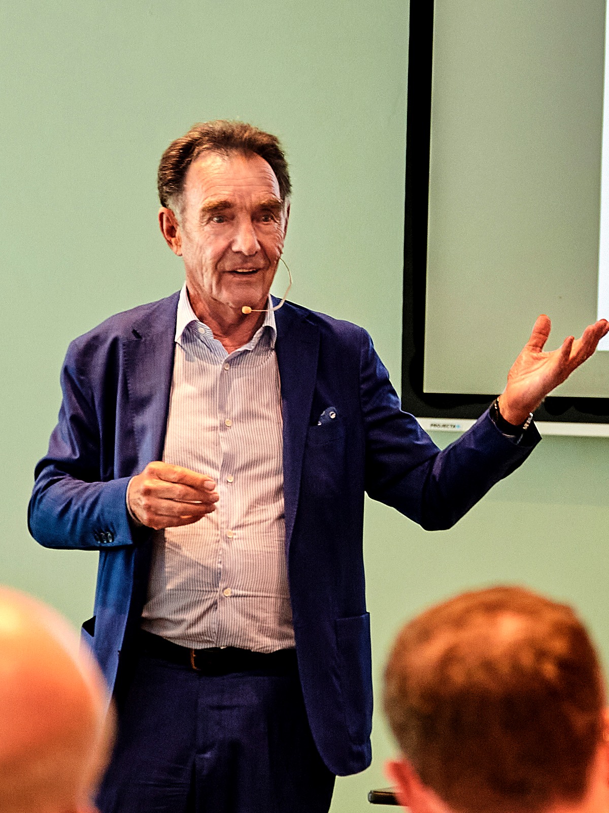 Dr. Dr. PhD (UCN) med. dent. Johann Lechner während eines wissenschaftlichen Vortrags