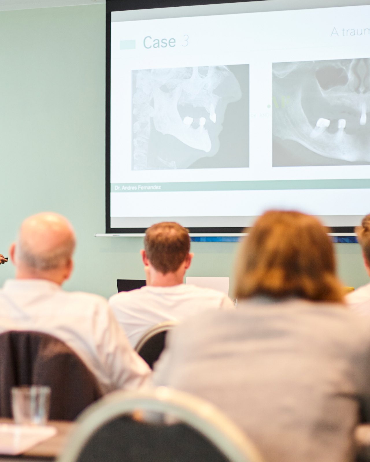 Teilnehmende eines ICOSIM-Seminars vor der Präsentation eines Röntgenbefunds