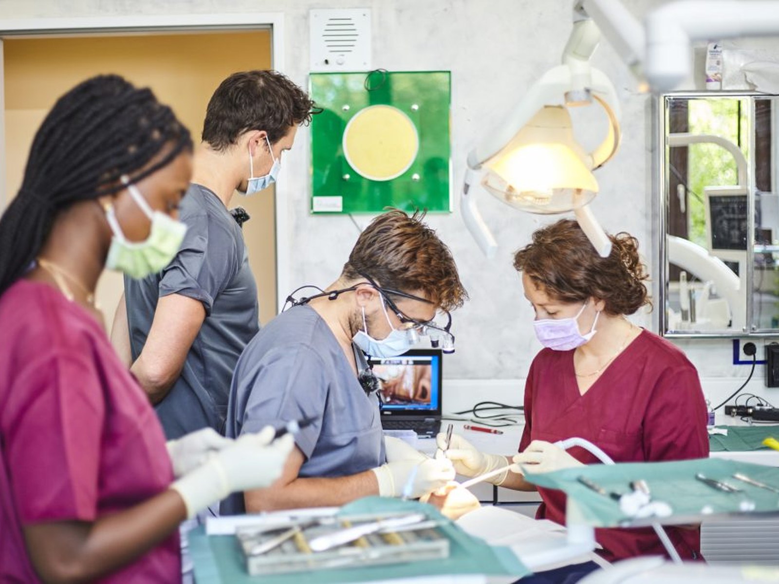 Behandlungsteam bei einer praktischen Übungseinheit